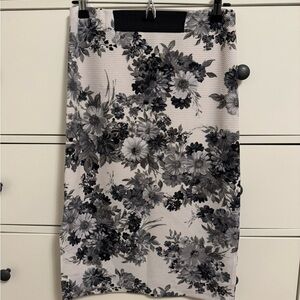 Chic Floral Pencil Skirt in Black and Gray